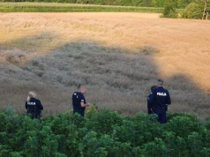 Potężny huk w powiecie biłgorajskim. Policja znalazła lej i fragmenty niezidentyfikowanego obiektu