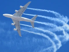 Białe smugi z samolotów są szkodliwe? Rozprawiamy się z chemtrails