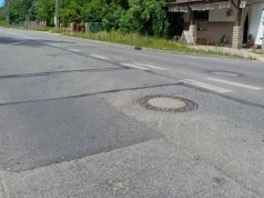 Spękana i połatana ulica idzie do remontu. W weekendy ruch wahadłowy
