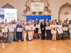 Prezydent Legnicy wręczył 40 czeków na remonty prywatnych zabytków