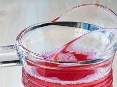 Klasyk z babcinej kuchni powraca. Kompot z rabarbaru jest jak marzenie