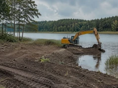 Nielegalnie zniszczył linię brzegową. 63-latek z ciężkim sprzętem wjechał nad jezioro