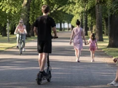Po groźnym wypadku mieszkańcy alarmują. Czy w parkach powinien obowiązywać zakaz jazdy hulajnogami?