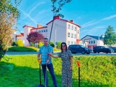Symbol przyjaźni zapuścił korzenie. Wyjątkowy dar od partnerskiej Wędryni dla Goleszowa