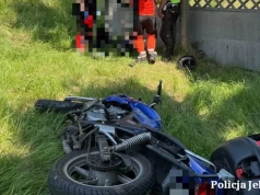 Groźne zderzenie motocyklisty z samochodem osobowym na krajówce w Piechowicach