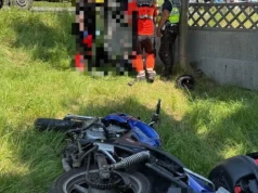 Motocyklista uderzył w samochód, a potem w ogrodzenie. Groźny wypadek na „krajówce”
