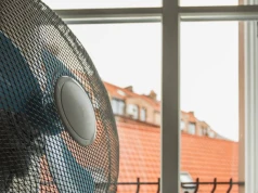 Domowa chłodziarka na upały. Potrzebujesz tylko dwóch rzeczy
