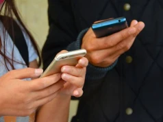 Prezydent podpisał nowelę zakazującą korzystania z telefonów komórkowych w przedszkolach i szkołach. Eksperci sceptyczni