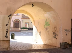 Graffiti szpecą przejście przy Placu Mariackim. Tak wygląda serce Krakowa