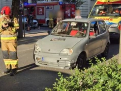 Zderzenie Tesli z Fiatem w centrum Lublina. Kierowcy wskazują na zaparkowane auta zasłaniające widoczność