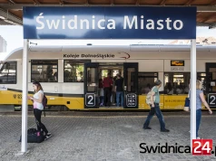 Świdnica Miasto na 12. miejscu wśród najruchliwszych stacji w województwie. Ilu podróżnych skorzystało z przejazdów koleją?