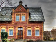 Większość robi to wokół domu i nieświadomie niszczy elewację. Skutki bywają kosztowne