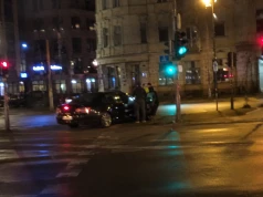 Nie mogli dobudzić kierowcy na środku skrzyżowania. Wystarczyło otworzyć drzwi