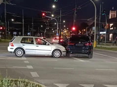 Zjeżdżał z ronda, nie zauważył czerwonego światła. Doprowadził do zderzenia z BMW