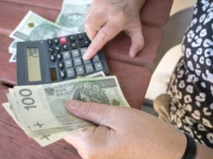 Emerytura dla kobiet wyższa nawet o 600 zł bez wniosku. ZUS sypnie groszem, ale jest haczyk
