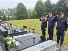 Policjanci z Komisariatu Policji w Kłomnicach uczcili pamięć zmarłego kolegi