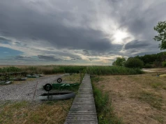Wakacyjny zalew wysycha i odsłania dno. Zamiast przyjemnych kąpieli, smutny widok