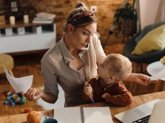 Wakacje dzieci, nadgodziny mam. Jak letni chaos wpływa na czas ekranowy i rodzicielski stres?