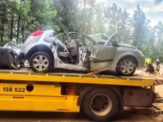 Auto roztrzaskane. W środku 5 osób i małe dziecko (ZDJĘCIA)