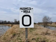 Niecodzienna wyprawa tratwą po Wiśle. Śmiałek popłynie spod Oświęcimia do Bałtyku. Rejs może trwać nawet miesiąc