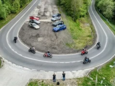 Ciężki wypadek motocyklisty w Szczyrku. 20-latek uderzył w barierę