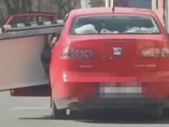 „Kreatywny” transport Seatem. Kanapa omal nie wypadła z auta