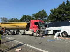 Poważny wypadek na DK8 przed Bardem Zderzenie osobówki, dwóch ciężarówek i autobusu