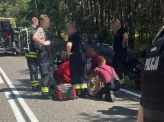 Wyprzedzanie zakończyło się dachowaniem. Trzy osoby poszkodowane w wypadku pod Olsztynkiem