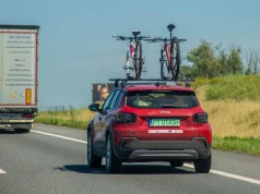 O ile spadnie zasięg samochodu elektrycznego, gdy na dachu masz rowery?