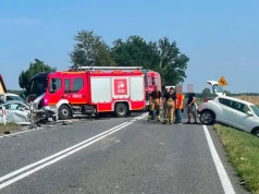 Wypadek w Kostowie. Zderzenie busa i dwóch aut osobowych