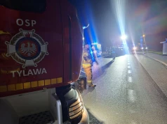 Chwila słabości doprowadziła do zderzenia. Zablokowana trasa i poszkodowany kierowca