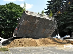 Pomnik w Pyrzycach runął po ponad 40 latach. Mieszkańcy do końca byli podzieleni (ZDJĘCIA)