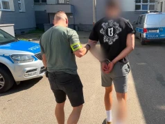 Kibice wbiegli na murawę i pobili piłkarzy. Sześć tygodni później zarzuty usłyszeli kolejni czterej mężczyźni, w tym trzech zawodników zaatakowanej drużyny