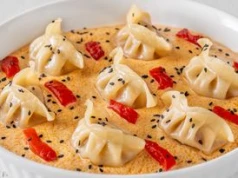 Azjatyckie pierożki zanurzone w aromatycznym sosie. Jeszcze lepsze niż z osiedlowego chińczyka