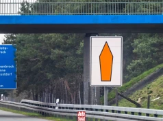 Pomarańczowa strzałka przy niemieckiej autostradzie. U nas takich nie ma