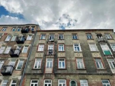 Kupił mieszkanie, nie może w nim zamieszkać. Co miesiąc płaci czynsz