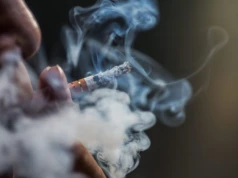 Palacze naśladując się wzajemnie, utrudniają zerwanie z nałogiem