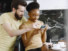Reklama asystenta AI Orchid wywołuje falę krytyki za promowanie zaniedbanych związków