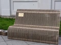 Zamiast na wysypisko – do parku. W Białymstoku stanęły ławki z recyklingu