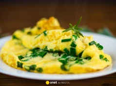 Zastosuj ten trik kucharzy. Omlet będzie puszysty jak chmurka