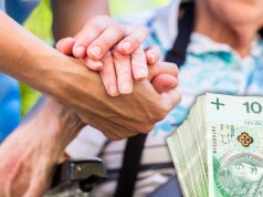 Dodatek pielęgnacyjny z ZUS. Seniorzy wściekli na haczyk w przepisach
