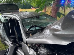 Samochód roztrzaskał się na drzewie. Dwie osoby uwięzione we wraku