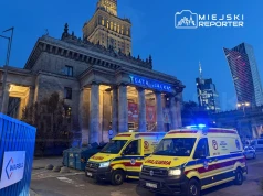Tragedia przed PKiN. Nietrzeźwy mężczyzna tańczył na murku, stracił równowagę i spadł z ok. 10 metrów na podjazd garażu podziemnego. Zginął na miejscu