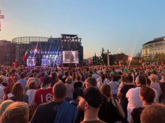 Koncert 1 sierpnia coraz bardziej przypomina telewizyjne widowisko. Warszawiacy pytają: gdzie podziało się wspólne śpiewanie?