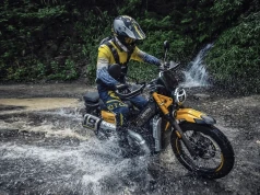 Wielkie motocykle adventure mogą poczuć się niezręcznie. Ten maluch się wyróżnia