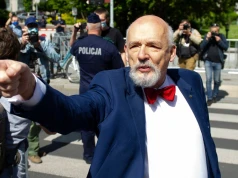 Korwin-Mikke chciał coś pokazać. Nie wszystko poszło zgodnie z planem