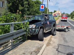 Samochód uderzył w barierę na DW 824. Utrudnienia w ruchu w Karczmiskach