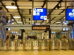Amsterdam testuje bramki, które same „widzą” pasażera. Koniec z wyciąganiem karty?