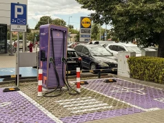 Szybka ładowarka ChargeIn w pobliżu S8. Ma 150 kW i terminal płatniczy