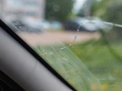 Za ten błąd kierowcy płacą nawet 500 zł. Wszystko zaczyna się od jednego kamienia